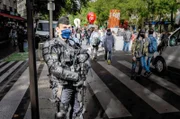 Gummigeschoss-Werfer sind auf der gesamten Welt zunehmend das Mittel der Wahl, um Massen unter Kontrolle zu halten.