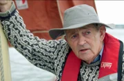 Ein erfahrener Skipper: Robert Phillips steuert das Traditionsboot „Heritage“ sicher durch den Milford Haven Waterway.