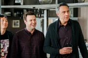 (v.li.): Jake Choi (Miggy Park), Taran Killiam (Will Cooper), Brad Garrett (Douglas Fogerty).