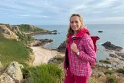 Tamina Kallert wandert auf dem Klippenpfad von Greve de Lecq.