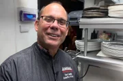 In seinem Steakhaus, das zu den renommiertesten von Chicago gehört, bereitet Steve Coppolillo auch das außergewöhnliche Dry Aged Bone-in zu.
