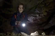 Hanna (Antonia Wiedemann) ist mit ihrem Bruder und dem Meteorologen Ralf in einer Höhle gefangen. Ein Unwetter macht ein Weitergehen unmöglich.