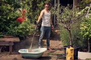 Timo Savona (Tim Oliver Schultz) spült sein Geschirr im Garten.