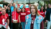 Reporterin Lena Reidt (vorne Mitte) taucht in die Fanszene der Offenacher Kickers ein um zu verstehen, warum die Liebe zu einem Verein derart groß ist und was es für den Alltag bedeutet.