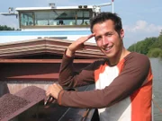 Willi Weitzel lernt das Leben und die Alltagsarbeit einer Familie auf einem Frachter kennen. Das Schiff transportiert regelmäßig Eisenerz von Holland nach Österreich.