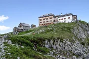 Das Ziel ist nah: Nach 4 Stunden Kraxelei erreichen Wanderer das Watzmannhaus auf 1930 Meter Höhe.