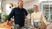 Heute wird es nordisch in NRW: Björn Freitag (l) hat Zora Klipp in seine Heimatküche eingeladen.