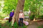 Heute geht es zum letzten Hoffest in einen beeindruckenden Landschaftspark im Norden von Krefeld. Es ist die Heimat unserer 62-jährigen Gastgeberin Katja Leendertz.  - Katja Leendertz (l) mit ihrer Schwester Silja.
