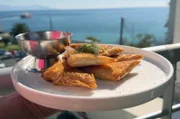 Die griechischen Filoteigtaschen werden mit Oliven, Fetakäse und Paprika gefüllt und dann frittiert.