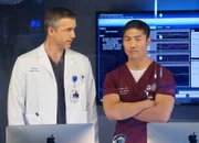 Chicago Med Neuland - Uncharted Territory Staffel 2, Episode 9 Sie besprechen einen Fall: Jeff Hephner als Jeff Clarke, Brian Tee als Dr. Ethan Choi.