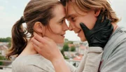 Luisa (Friederike Becht) und Sven (Franz Pätzold) wollen die Welt verbessern – auch wenn sie dafür eine ganze Stadt erpressen müssen.