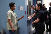 Officer Nyla Harper (Mekia Cox, l.) ermutigt Officer Lucy Chen (Melissa O'Neil, r.), als stellvertretende Vorgesetzte ihren Kollegen Anweisungen zu erteilen.