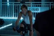 Der smarte Fitnesstrainer Max Langschild (Remo Schulze) hat ein Auge auf Charlotte, seinen Neuzugang, geworfen.