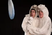 Zeigen ihre beeindruckende Eisbären-Pantomime: Bastian (Bastian Pastewka, l.) und Jos (Freek de Jonge, r.) ...