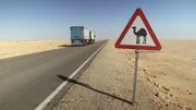 Heute verkehren LKW statt Kamelen auf den alten Handelswegen der Wüste.