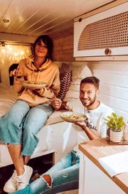 Dario und Smiljka (l) in ihrem Camper mit der ersten selbstgekochten Mahlzeit.