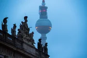 Der Berliner Fernsehturm: In DDR-Zeiten war oberhalb der Kugel ein Spionageversteck der Staatssicherheit. Der Berliner Fernsehturm: In DDR-Zeiten war oberhalb der Kugel ein Spionageversteck der Staatssicherheit.
