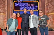 Moderator Kai Pflaume (M.) und seine Rateteam-Kapitäne Bernhard Hoëcker (l.) und Elton (r.) begrüßen in dieser Sendung die Schauspielerin Katharina Wackernagel (2.v.l.) und den Schauspieler Benjamin Sadler (2.v.r.).