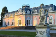 Schloss Benrath ist ein Rokoko-Traum in Pfirsichblütenrosa mit verborgenen Räumen und Geheimgängen, über die Kurfürst Carl Theodor von der Pfalz ungesehen in die Gemächer seiner Gattin gelangte.