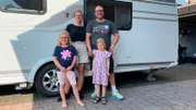 Tamara (39) und Maik (41) mit ihren Kindern Paula (6) und Tilda (4) (v.l.n.r.) vor ihrem nagelneuen Camper im heimatlichen Rheda-Wiedenbrück.