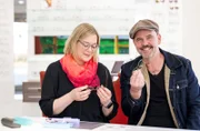 Christine Dannecker (l) ist gelernte Optikerin und sie benötigt eine Gleitsichtbrille. Gemeinsam mit Doktor Esser (r) macht sie sich auf den Weg, um sich bei verschiedensten Optikern dafür testen zu lassen. Gemeinsam wollen sie herausfinden, welche Qualitätsunterschiede dabei auffallen. Am Ende bestellt Christine Dannecker immer das günstigste Produkt, aber wird sie damit am Ende auch gut genug sehen können?