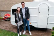 Rabea (l) und Yannik aus Moers vor ihrem Qek Junior Wohnwagen.