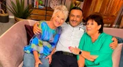 Doris Reichenauer, Luan und Petra Binder sitzen auf dem Sofa.