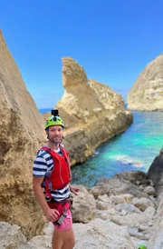 Daniel Aßmann in Klettermontour an der Schlucht bei Xaqqa.