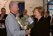Das Jahr 2005 – der Mord an Hatun Sürücü erschüttert die Stadt, Angela Merkel zieht ins Bundeskanzleramt und die Berliner nehmen Abschied von Harald Juhnke. Eine Berlin-Chronik der Superlative: Fünf Jahrzehnte von 1961, dem Jahr des Mauerbaus, bis 2009, als Berlin eine Weltstadt im 21. Jahrhundert ist. - Angela Merkel wird die erste deutsche Bundeskanzlerin