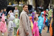 Mark (David Rott) im Park beim Stadttheater.