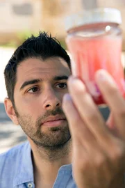 Dr. Javier Ferna?ndez-Lozano mit einer BBC-Probe des "Blutregens".