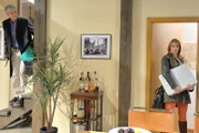 Friedrichs (Dietrich Adam, l.) Einbruch wird durch Sabrina (Sarah Elena Timpe, r.) gestört.