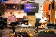 Moderator Bastian Bielendorfer (l) mit Gast Lisa Feller.