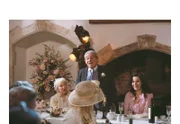 Charlie Speight (Trevor Peacock, M.) und Peggy Alder (June Whitfield, l.) heiraten. Peggys Tochter Sarah Douglas (Kate Fleetwood, r.) feiert mit.