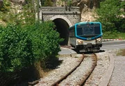 SWR Fernsehen EISENBAHN-ROMANTIK, "Der Pinienzapfenzug - Auf wackeligen Gleisen durch die Provence", am Donnerstag um 14:15 Uhr. Bei der Schlucht von Chabrières durchquert der Zug einen von insgesamt 25 Tunnel.