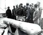 US-Soldaten präsentieren eine Wasserstoffbombe, die sie aus dem Meer vor der Küste Andalusiens geborgen haben.