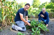 Die vierte Gartenparty steigt in Rheinhessen. Markus Gaißls Herz schlägt für große naturnahe Staudenpflanzungen, in die man komplett eintauchen kann. In Wallertheim hat der Gefängnispsychologe mit seinem Mann Mark (l) eine ehemalige Weihnachtsbaumplantage in einen vielfältigen Landhausgarten verwandelt, der auch zur Selbstversorgung mit Obst, Gemüse und Geflügel dient.