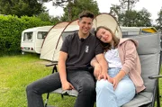 Rabea Kroppen (r) und Yannik Pieper aus Moers auf dem Campingpatz Leukermeer.