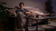 Heiner (Sebastian Schwarz) chattet mit seiner Arbeitskollegin, während seine Ehefrau Marie (Marie Burchard) schläft.