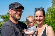 Mit der Geburt ihrer Tochter Fenja 2017 waren Nele und Holger zu Dritt auf Hallig Süderoog. Nachbarn gibt es hier nicht. Aber viele Schafe, Hühner und Enten. Wenn Nele und Holger ihren täglichen Aufgaben des Küsten- und Naturschutzes nachgingen, war Fenja immer in ihrer Nähe und wurde von beiden Eltern umsorgt. 2019 kam Tochter Ilvy dazu, seitdem wohnen auf Hallig Süderoog zwei Halligkinder, das hat es seit Jahrzehnten nicht mehr gegeben.