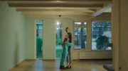 Das Haus ist leer und Irma (Elisa Beuger, re.) stellt fest, dass sie ihre ganzen Sachen vermisst.