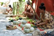 Auf den Märkten der Maya wird Gemüse, aber auch seltene Güter, wie Federn des Quetzal verkauft. Bezahlt wird mit Kakaobohnen.