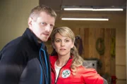 Andreas Marthaler (Martin Gruber, l.) und Katharina Strasser (Luise Bähr, r.) beobachten einen Streit zwischen Sofie Meilich und Anna Furrer.