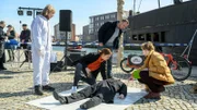 Nosferatu kehrt zurück nach Wismar! Doch bevor das Theater überhaupt beginnen kann, wird der Hauptdarsteller René Schröder (Patrick Berg, 2.v.r.) tot aufgefunden. Rechtsmedizinerin Helene Sturbeck (Katharina Blaschke, r.) zeigt ihren Kollegen Lars Pöhlmann (Dominic Boeer, 3.v.l.), Karoline Joost (Nike Fuhrmann, 2.v.l.) und Roswitha Prinzler (Silke Matthias, l.) die tödliche Wunde. Der Vampir-Darsteller wurde eindeutig erschlagen. Wurde er dann mit einem Lastenrad zum Hafen gebracht?