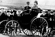 Bertha and Karl Benz in einem Auto