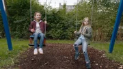 Margreet (Romy Voll, li.) und Floor (Bobbie Mulder, re.) sehen ihren neuen Nachbarn Ruben vorbeigehen.