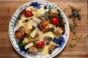 Und für diejenigen, die kein Fleisch mögen, bereitet die Köchin einen raffinierten gegrillten Salat mit Pfirsichen und Pilz-Ciabatta zu.