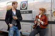 Der ehrgeizige Foto-Assistent Gil Wayer (Frédéric Brossier, l.) versichert Tilly Vogel (Sina Reiß, r.), nichts von dem Übergriff mitbekommen zu haben.