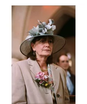 Melody Thorpe (Belinda Sinclair) ist Gast bei einer noblen Hochzeit.