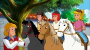 Bibi (r.), Tina (2.v.r.) und Alex (2.v.l.) treffen den verdächtigten Freddy (l.) auf dem Martinshof, doch er beteuert seine Unschuld.